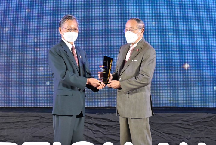ดร.สุเมธ ตันติเวชกุล กรรมการและเลขาธิการมูลนิชัยพัฒนา ร่วมรับรางวัลบุคคลเกียรติยศแห่งปี 